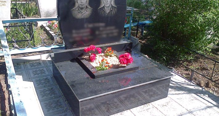 Памятник на двоих