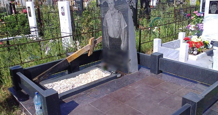 Памятник с крестом