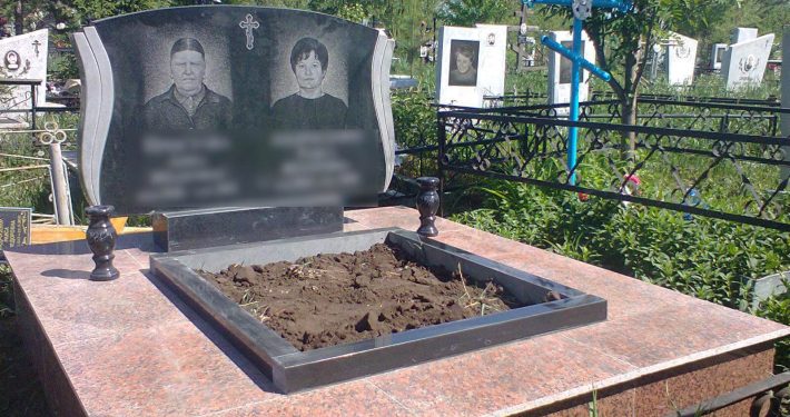 Фигурный памятник на двоих